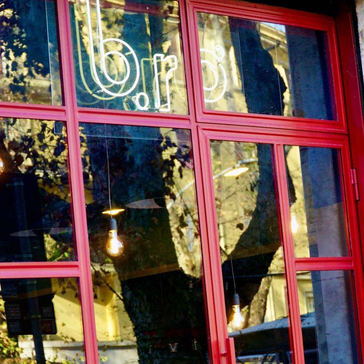 vetrata ristorante bro con infissi rossi e scritta neon B.ro'.